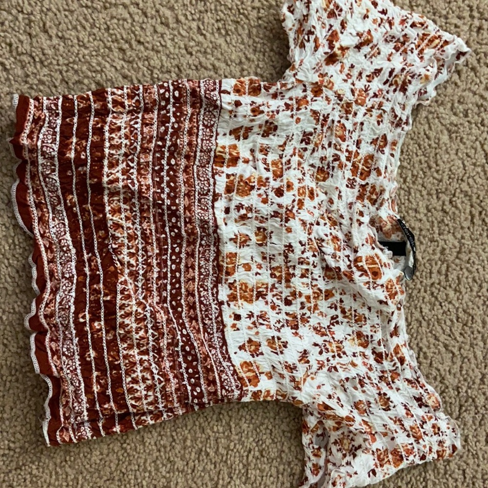 Derek heart sz M red and white crop shirt